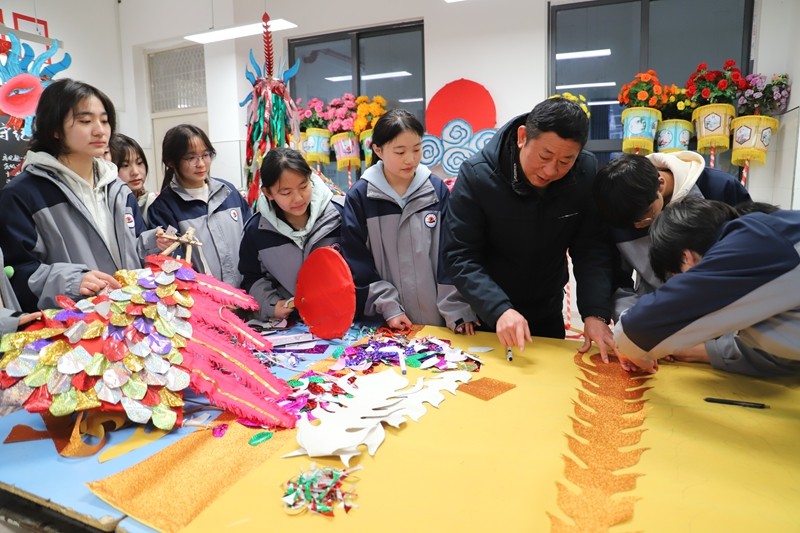 “郧阳凤凰灯舞”传人史清走进郧阳科技学校传承“非遗”文化