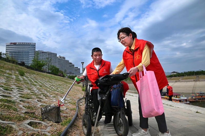 郧阳区残联组织开展“无障碍护水行 共迎世界地球日”活动