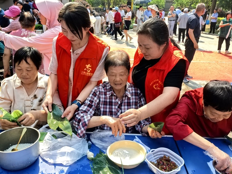 城关镇：粽香情浓邻里欢，共绘和谐新画卷
